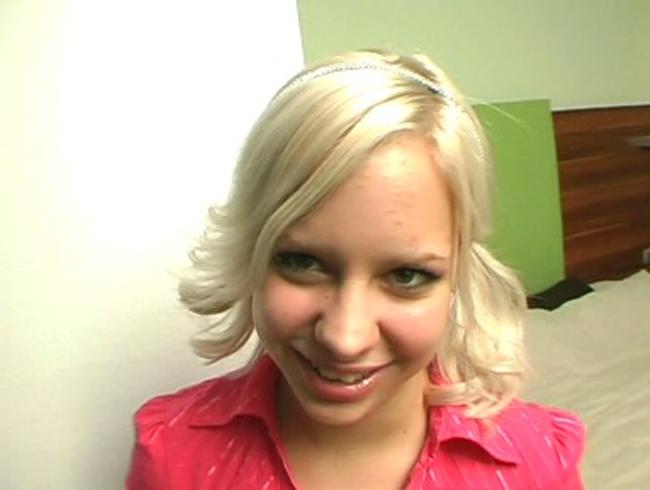 18 Jährige Daniella strippt und läßt sich fingern