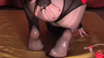 2.teil jetzt werden die fußsohlen bepisst