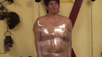 Als Lustobjekt in Folie benutzt und gespankt