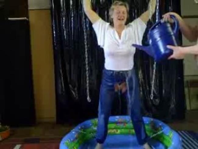 Angekettet – Wetlook in der Fickhose