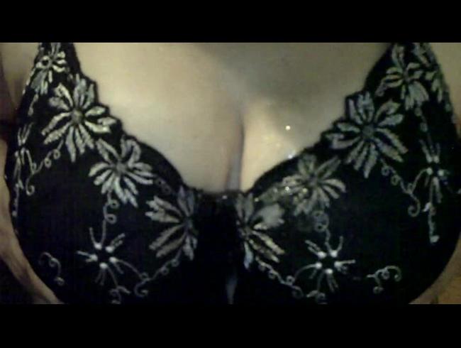 Auf die Titten und BH gespermt