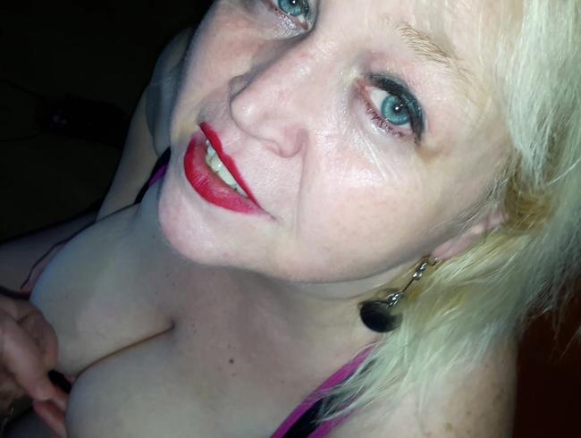 Auf die dicken Titten wichsen lassen