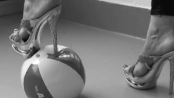 Crushing – Heels gegen Strandball