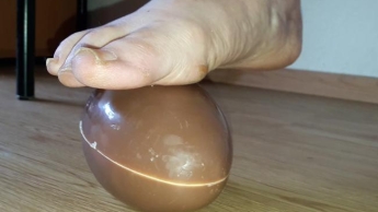 Dein dickes Ei zertrampelt