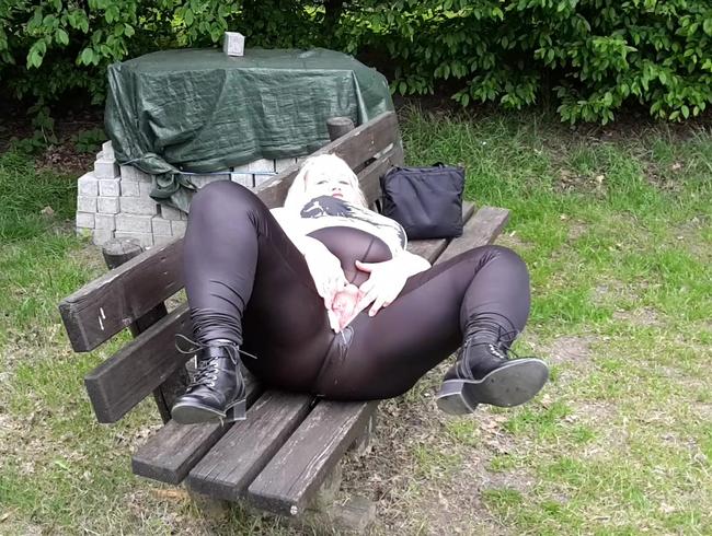 Die Bank im Park makiert