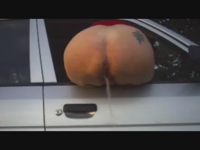 Durchs Autofenster gepisst