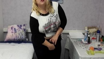 Eimer pissen im Massageraum