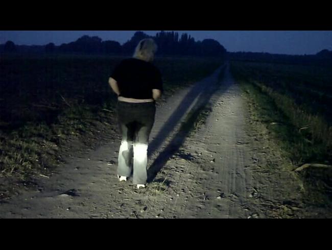 Einpissen auf dem Feld