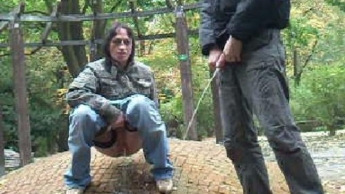 Erwischt beim Doppelpiss mit Mann