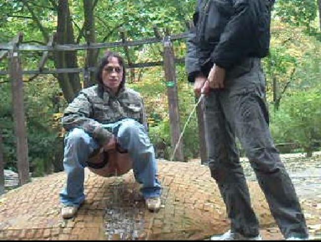 Erwischt beim Doppelpiss mit Mann