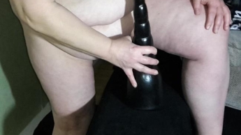 Extreme Fotzensprengung mit XXXL Dildo