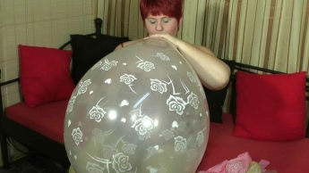 Grossen transparenter Ballon geblasen bis…