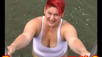 Im DURCHSICHTIGEN BADEANZUG im See