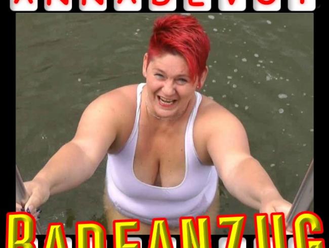 Im DURCHSICHTIGEN BADEANZUG im See