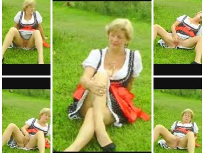 Im Dirndl unterm Apfelbaum