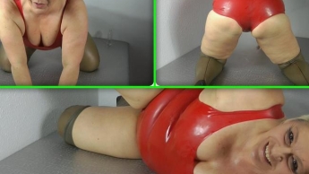 Im Latexbody und Latexstrümpfen eingeölt