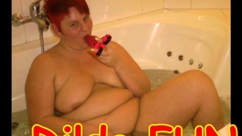 Im weißen BADEANZUG im WHIRLPOOL