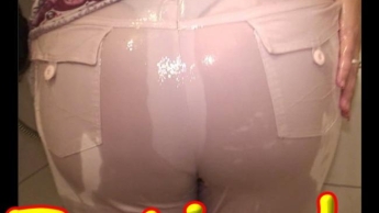 In KLAMOTTEN unter der DUSCHE