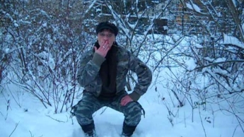 In Tarnklamotten+braunen Rolli  gepisst