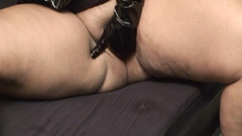 In langen Latexhandschuhen masturbiert