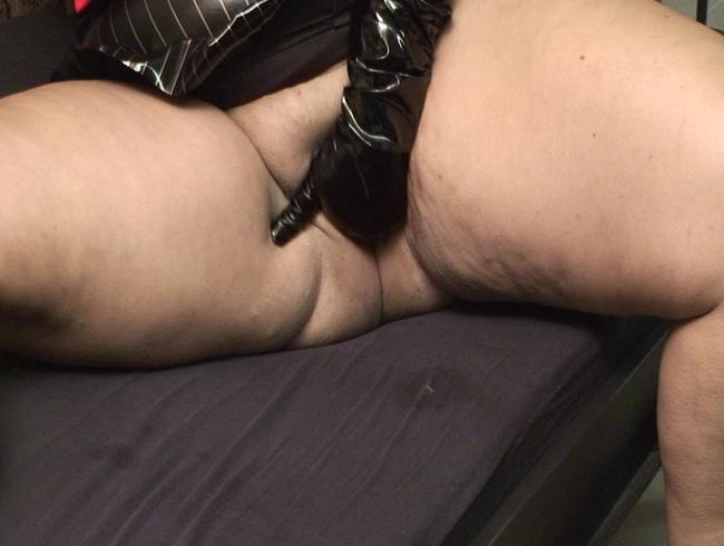 In langen Latexhandschuhen masturbiert