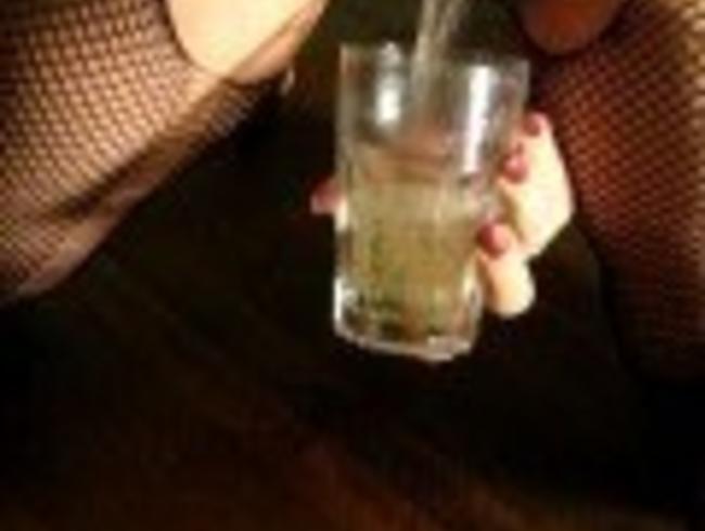 Ins Sektglas und auf den Tisch gepisst