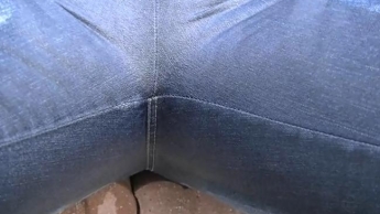 Jeans Peeing
