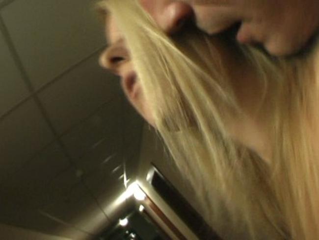 Junghure auf dem Hotelflur gefickt und vollgespritzt !