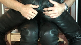 Kerl in Leder bepissen