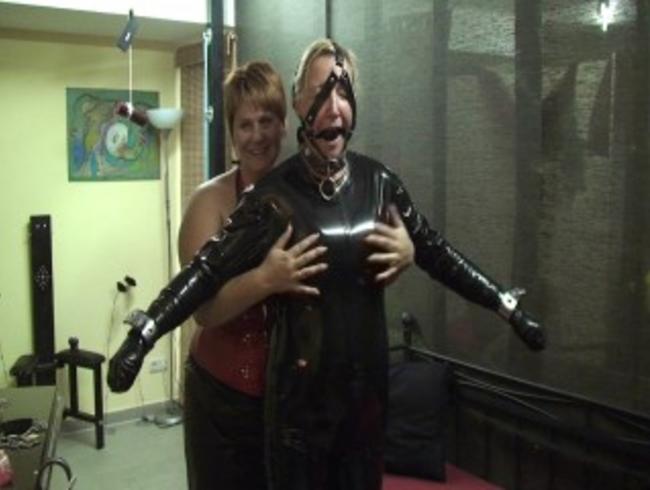 Latexanzug anziehen…