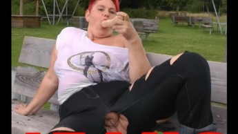 Mit RIPPED JEANS in den See