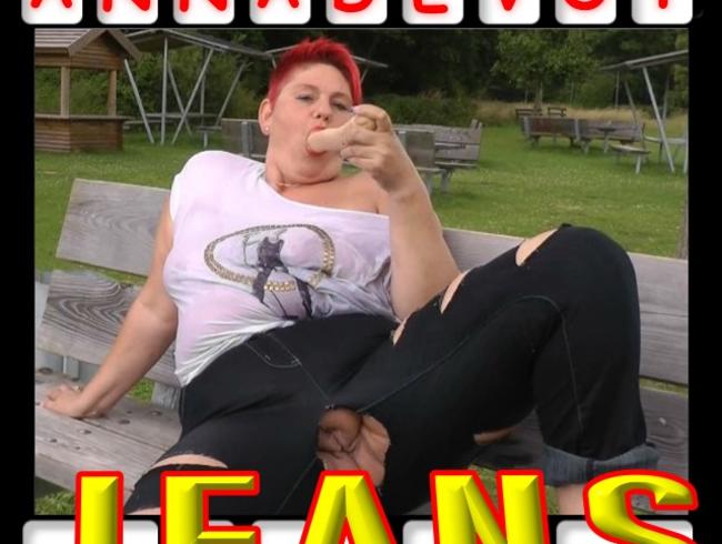 Mit RIPPED JEANS in den See