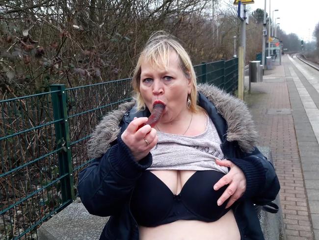 Mit dem Dildo am Bahnsteig