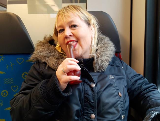 Mit dem Dildo im Zug