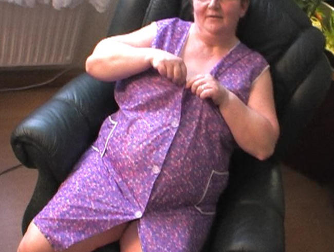 Oma B. nach der Hausarbeit – nackt & voller Lust.