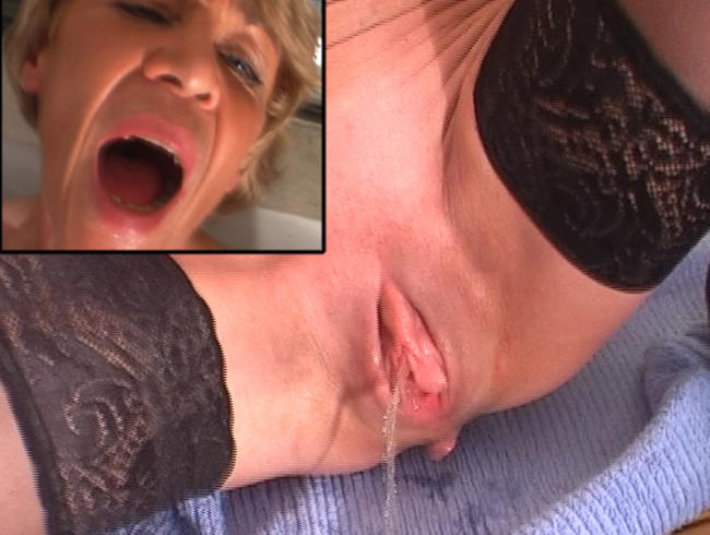 Oma Rita’s Möse spritzt beim Orgasmus.