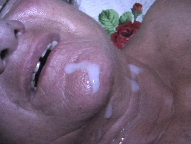 Oma Waltraut (74) voll ins Gesicht gespritzt.