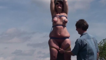 Outdoor-bondage am Kreuz