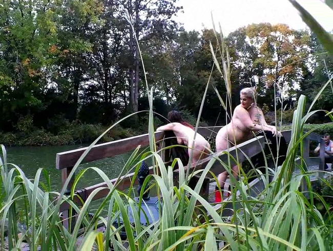 Pelztmantel und Gummistiefel – nackt im Park