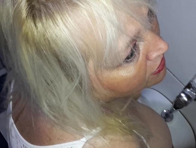 Pissen auf dem Männerklo im Klub