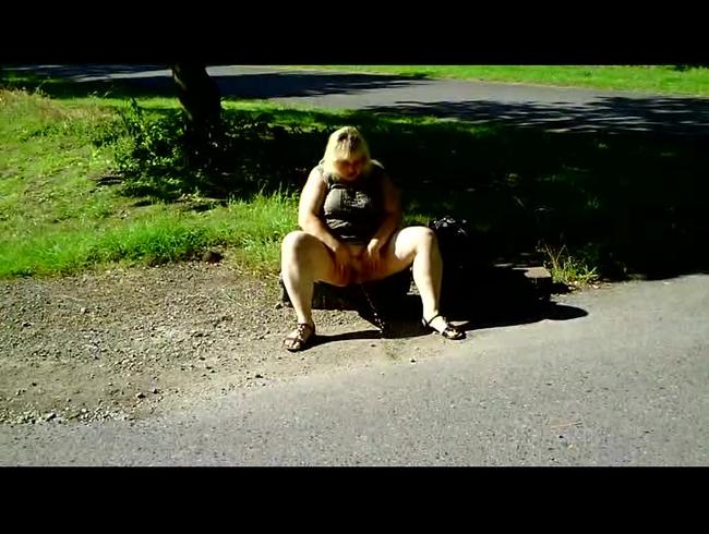 Pissen auf den Parkplatz