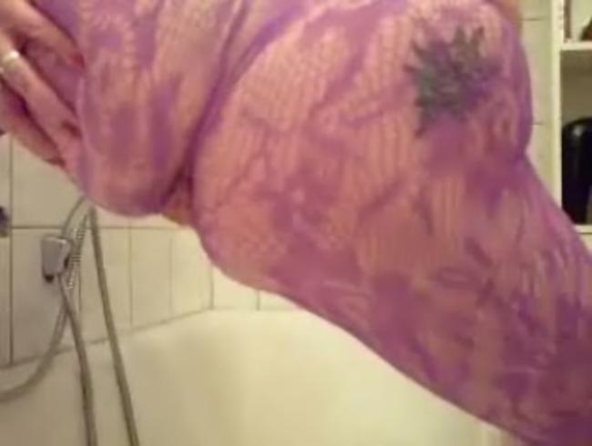 Pissen im lila Catsuit