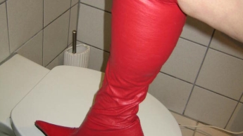 Rot lackierte Fußnägel, High-Heels & Nylons
