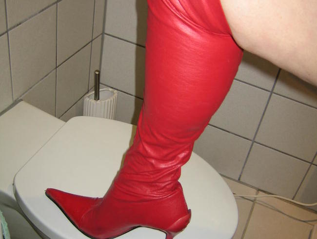 Rot lackierte Fußnägel, High-Heels & Nylons