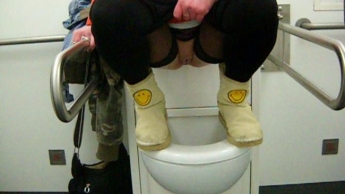 Schweinerei 2/ KloPiss in Smilie Boots+Blickdichte Strümpfe