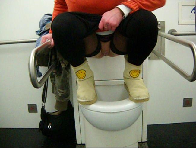 Schweinerei 2/ KloPiss in Smilie Boots+Blickdichte Strümpfe