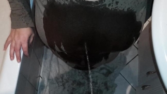 Slut 2 – aufs Sperma Shirt pissen lassen