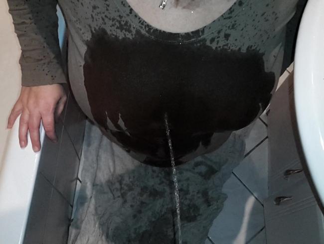 Slut 2 – aufs Sperma Shirt pissen lassen