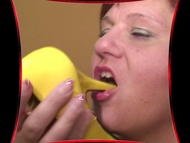 Solo mit gelben High Heels