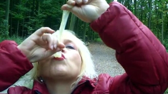 Sperma trinken im Wald